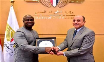 وزير الطيران المدني يبحث مع رئيس هيئة الموانئ بچيبوتي التعاون المشترك