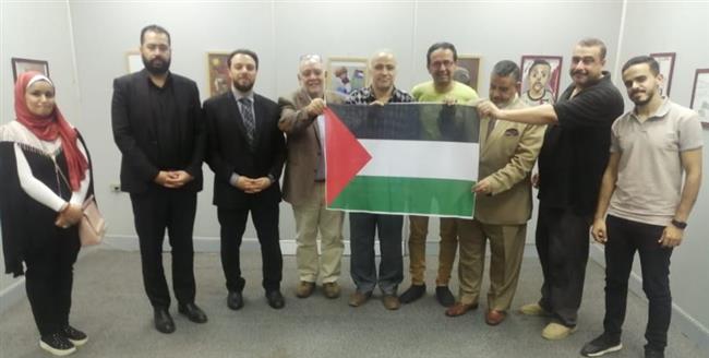 المستشار الثقافي الفلسطيني يزور معرض "غزة في قلوبنا" بجمعية محبي الفنون الجميلة