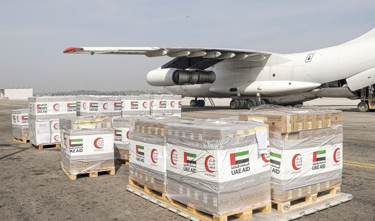 وصول طائرة مساعدات إماراتية إلى مطار العريش تمهيدا لنقلها إلى غزة