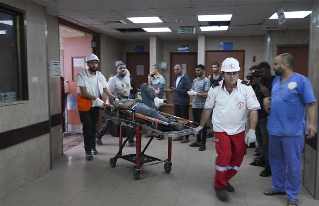 الجارديان تسلط الضوء على تفاقم مأساة القطاع الطبي في غزة مع شدة القصف واستمرار الحصار