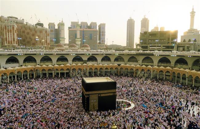هل يجوز أداء العمرة أو الحج عن شخص مريض؟