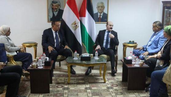 وفد من مجلس نقابة الصحفيين بالإسكندرية يقدم واجب العزاء والمساندة القنصل الفلسطينى رأفت بدران 