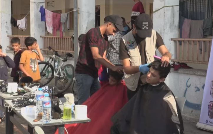 حلاقون متطوعون يقدمون خدماتهم مجانا للنازحين من قطاع غزة في رفح