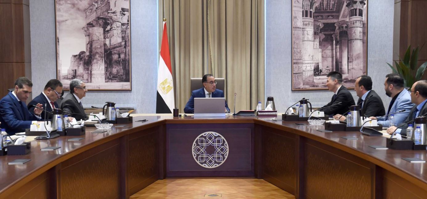 رئيس الوزراء يلتقي رئيس شركة "لونجي" الصينية الرائدة في تكنولوجيا الطاقة الشمسية