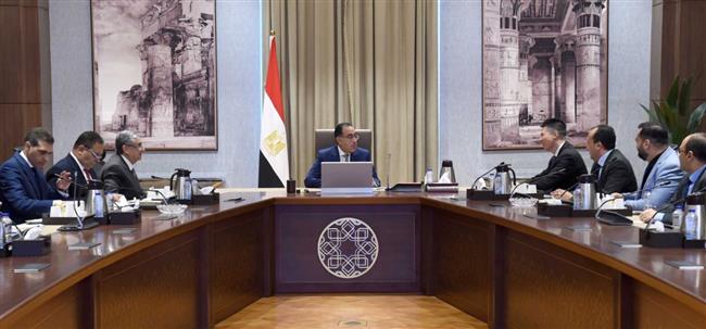 رئيس الوزراء يلتقي رئيس شركة "لونجي" الصينية الرائدة في تكنولوجيا الطاقة الشمسية 