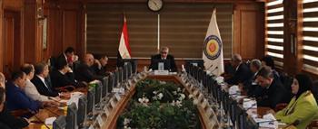 وزير التعليم العالي يستعرض الاجتماع الدوري للمجلس الأعلى لشئون خدمة المجتمع وتنمية البيئة 