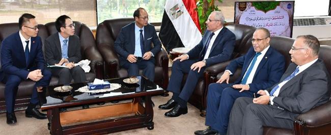 رئيس جامعة القناة يستقبل الوزير المفوض لسفارة الصين