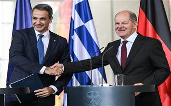   رئيس الوزراء اليوناني والمستشار الألماني يبحثان قضايا الهجرة والطاقة