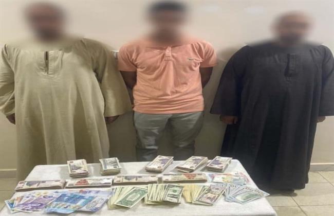 ضبط 3 أشخاص لقيامهم بالإتجار غير المشروع فى النقد الأجنبي بالمنوفية والبحيرة