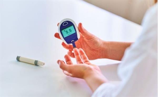 "الدواء" تنشر 7 إجراءات مهمة لاستخدام جهاز قياس السكر في المنزل