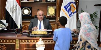 محافظ قنا يبحث شكاوى المواطنين