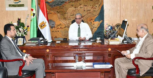 محافظ الفيوم يتابع الأعمال النهائية لتوصيل المرافق لمصنع "يازاكى" للضفائر الكهربائية للسيارات