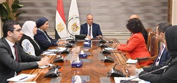 «الري» و«نيباد» يبحثان بناء قدرات العاملين في مجالي المياه والمناخ 