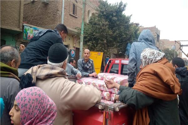 قوافل غذائية ثابتة ومتحركة بمدن وقرى المنيا لبيع السلع المخفضة