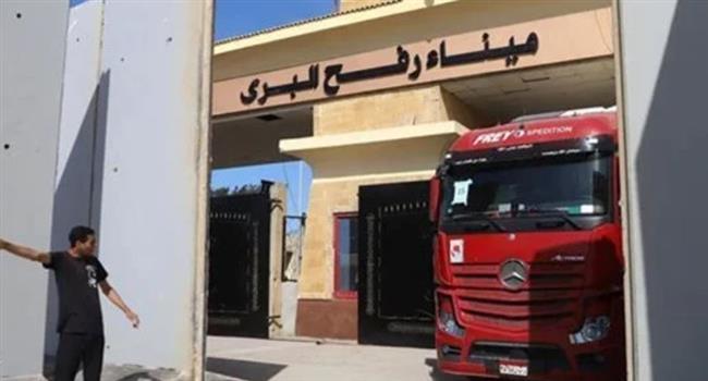 إعادة تدفق شاحنات الوقود إلى غزة عبر معبر رفح.. وزيادة في حجم المساعدات للقطاع