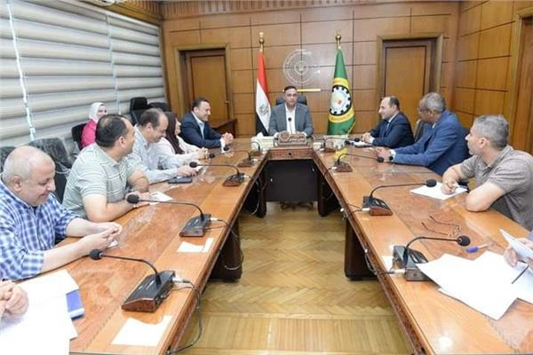 "التنمية الصناعية" تبحث مطالب المستثمرين بالمنطقة الصناعية بجمصة