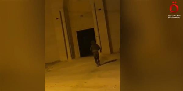 "القاهرة الإخبارية": أحد جنود الاحتلال يلقي قنبلة داخل مسجد وقت الأذان (فيديو)