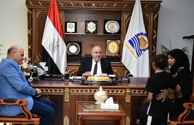 محافظ قنا يبحث عددًا من شكاوى المواطنين خلال استقبالهم بمكتبه