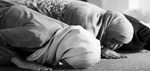 ما حكم جمع الأم الصلوات الخمس لرعاية أطفالها الصغار؟