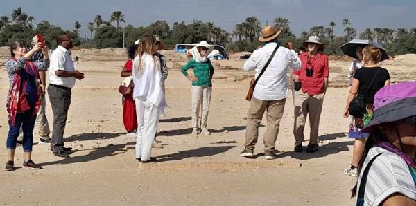 وفد سياحي متعدد الجنسيات يزور الآثار الفرعونية بالمنيا