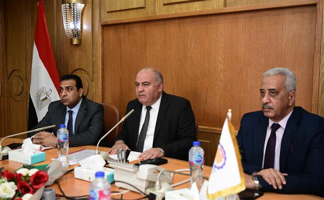 اجتماع موسع .. محافظ قنا يتابع جاهزية المعدات وقدرتها على مجابهة الأزمات والكوارث