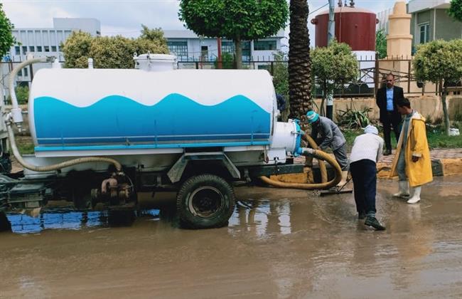 الأحوال الجوية بـ دمياط .. سحب مياه الأمطار المتراكمة وإعادة فتح الطرق