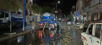   شعيب يتابع جهود إزالة وسحب مياه الأمطار من شوارع مطروح 