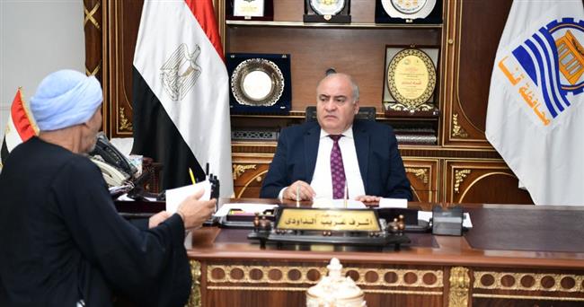 محافظ قنا يستقبل 86 مواطنًا لبحث شكواهم وطلباتهم 