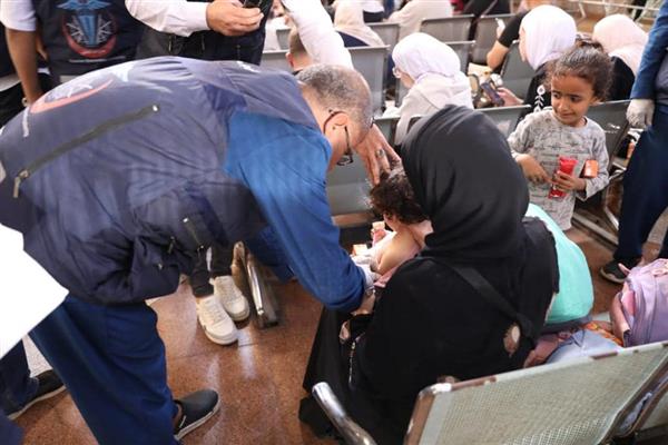لحظة وصول مصابين فلسطينيين لمعبر رفح تمهيدًا لعلاجهم فى مصر