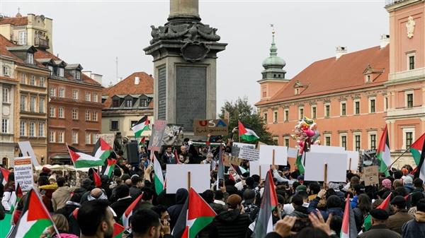 مظاهرة حاشدة مؤيدة لـ فلسطين في مدينة لوزان السويسرية