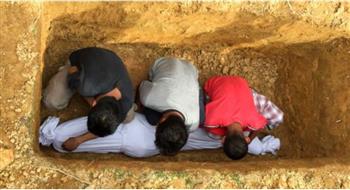   ما حكم كشف وجه الميت لتقبيله وتوديعه قبل دفنه؟