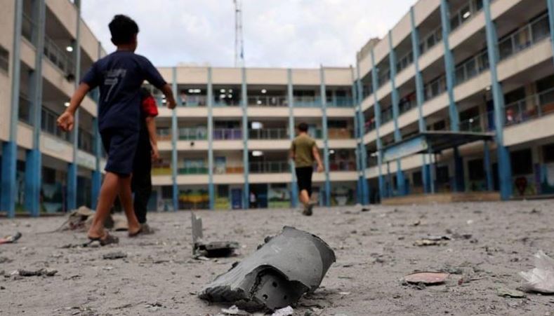 12 شهيدًا وعشرات الجرحى في قصف مدرسة تابعة "للأونروا" في مخيم البريج وسط القطاع