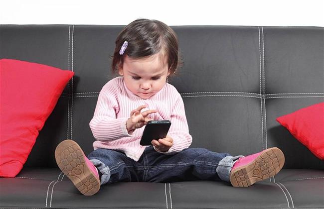 دراسة توضح خطورة إدمان الأطفال للهواتف و ألعاب الكومبيوتر