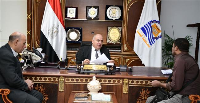 للارتقاء بمستوى الخدمات.. محافظ قنا يستقبل 105 مواطنين بمكتبه