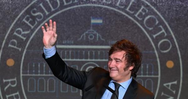 "وول ستريت جورنال": رئيس الأرجنتين المنتخب يخطط لاعتماد الدولار الأمريكي عملةً وطنية
