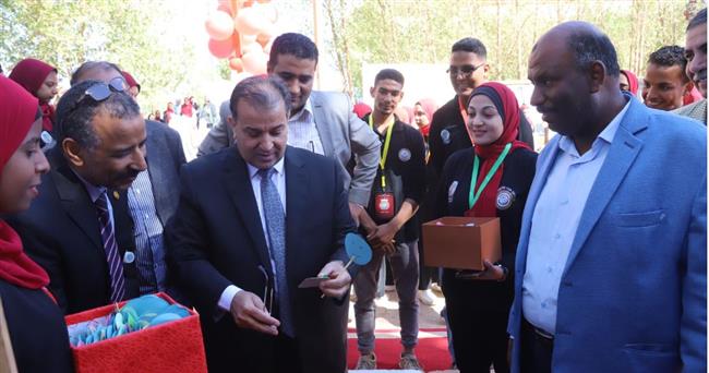 رئيس جامعة جنوب الوادى يفتتح معرض المشغولات الإبداعية بكلية التربية بقنا