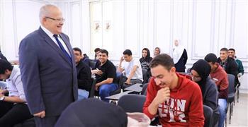 "الخشت" يتفقد أول اختبارات "الميدتيرم" بجامعة القاهرة الدولية 