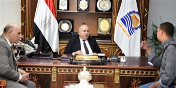 محافظ قنا يواصل استقبال المواطنين بمكتبه لبحث شكواهم