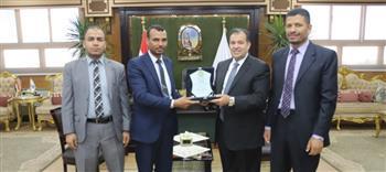 وفد جامعة الأزهر بقنا يهنئ رئيس "جنوب الوادي" بمنصبه الجديد