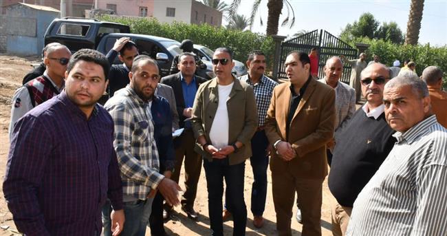 محافظ الفيوم يتفقد مشروعات "حياة كريمة" بقرى إطسا