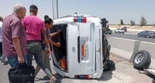 إصابة 13 شخصا فى انقلاب ميكروباص على طريق العوينات بالوادى الجديد