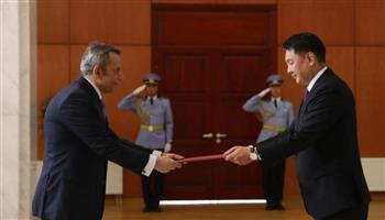   سفير مصر لدى الصين يقدم أوراق اعتماده سفيرا غير مقيم لدى دولة منغوليا