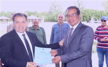 رئيس جامعة جنوب الوادي يكرم فريق عمل قافلة حلايب و شلاتين و أبو رماد.. بالصور