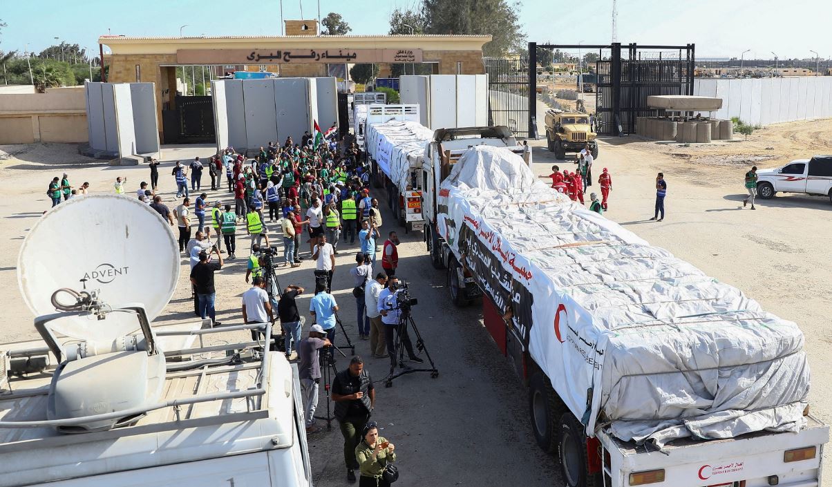 مصدر: إدخال مئات الشاحنات بالمساعدات الإغاثية والطبية والوقود إلى كافة مناطق قطاع غزة