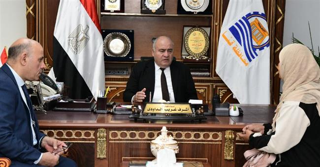 محافظ قنا يستقبل عددًا من المواطنين بمكتبه لبحث شكواهم