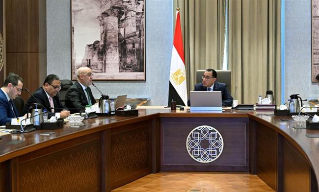 رئيس الوزراء يتابع مع وزير الإسكان موقف تنفيذ المشروعات