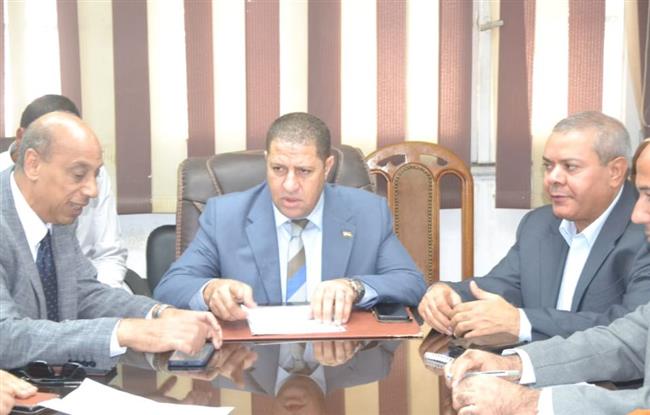 السكرتير العام المساعد بالبحيرة يعقد اجتماعا بشأن إقامة محطة رفع صرف صحي بقرية دمسنا 