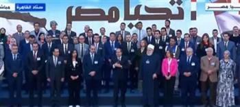 صورة تذكارية للرئيس السيسى مع المشاركين فى مؤتمر "تحيا مصر وفلسطين"