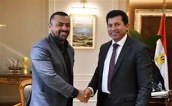 وزير الرياضة يهنئ عبد العزيز محيلبة بالذهبية التاريخية في كأس العالم للرماية بقطر