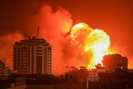 استشهاد 11 فلسطينيا في غارة إسرائيلية استهدفت سيارتين وسط غزة